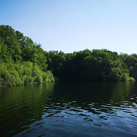 Les Au Bord Du Кемпинг