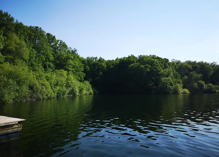 Les Au Bord Du Кемпинг
